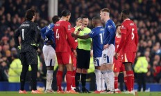 九游体育亚洲官网-利物浦后卫因红牌停赛，球队防线受影响