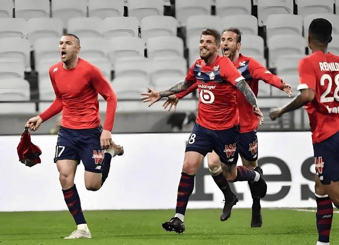 圣埃蒂安中场组织失误频出，需加强训练