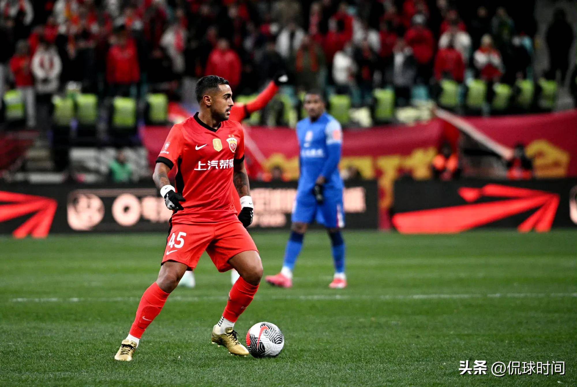 紧张足球比赛中球队实力横扫对手