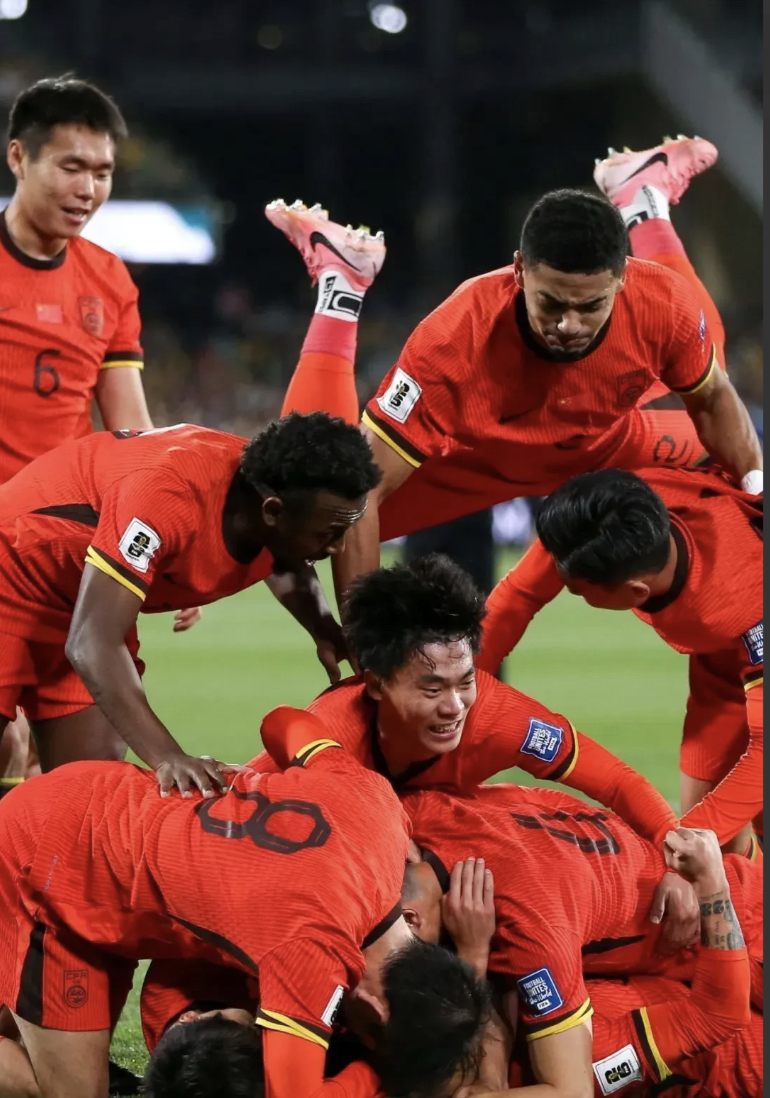 紧张足球比赛中球队实力横扫对手