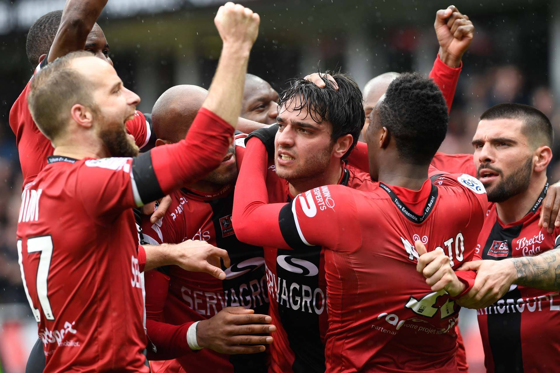 瓦朗谢纳主场惨败，失去领先优势