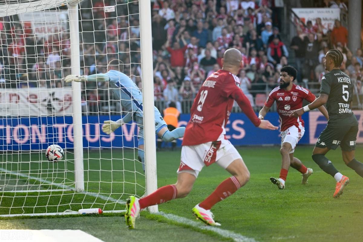 摩纳哥客场击败圣埃蒂安，追赶榜首位置的简单介绍