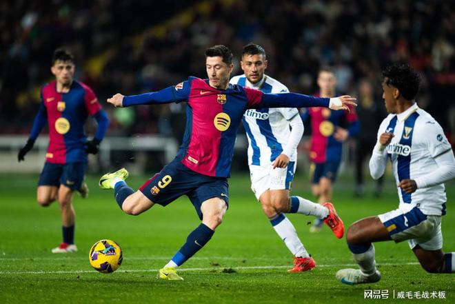 西甲激战：巴塞险胜保住领先优势