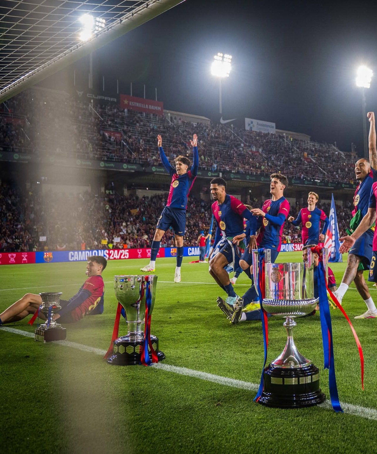 包含巴塞罗那阵容齐整，期待继续胜利的词条