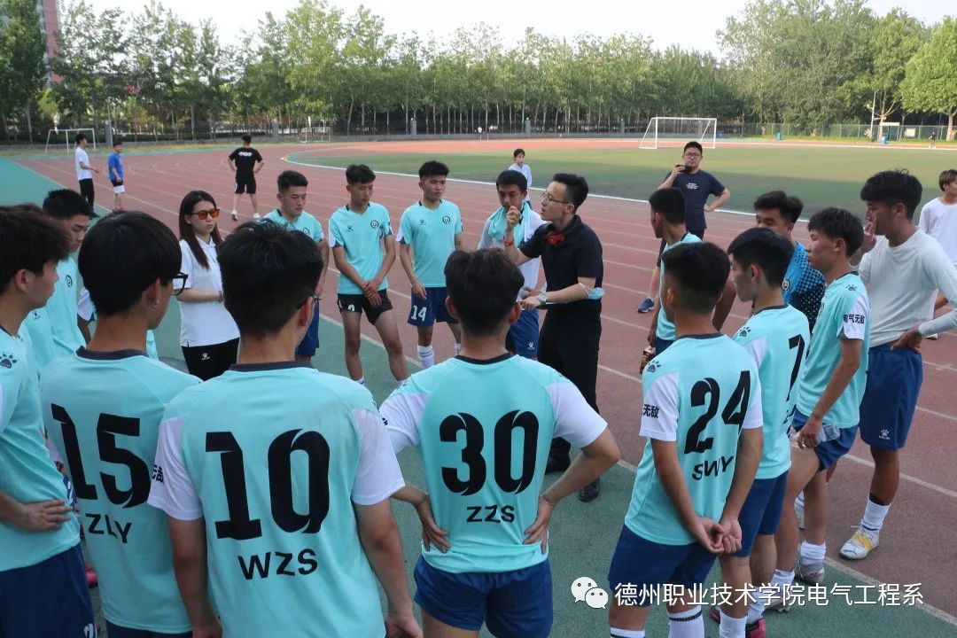 精彩争霸！球场上两队为胜利竭尽全力