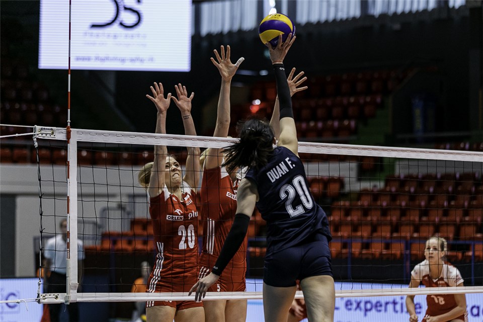 包含瑞士逆转波兰，小组出线前景大好的词条