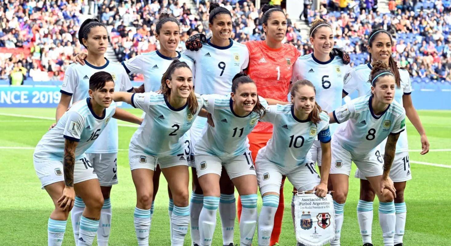 包含瑞典女足队备战国际杯赛，力争在比赛中取胜的词条