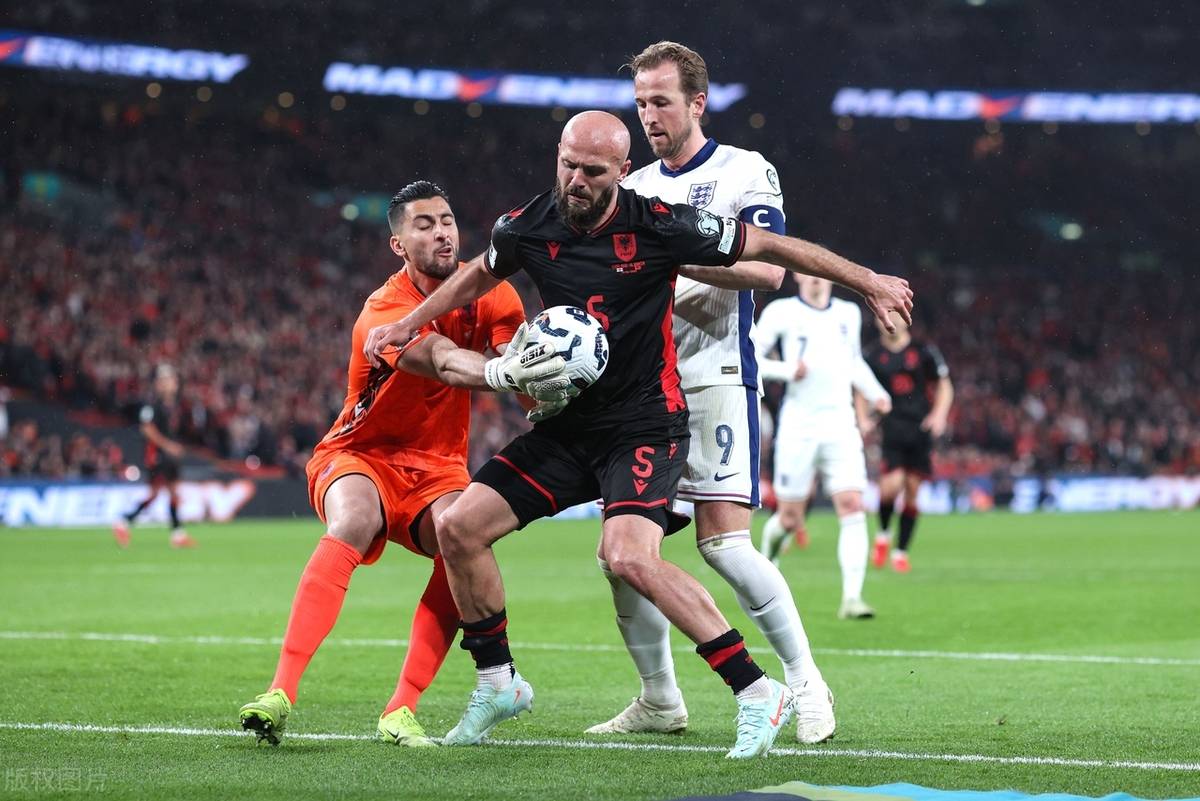 里昂球队在客场比赛中踢出精彩战术